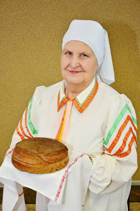 Степанида Лупач с ржаным хлебом собственного приготовления